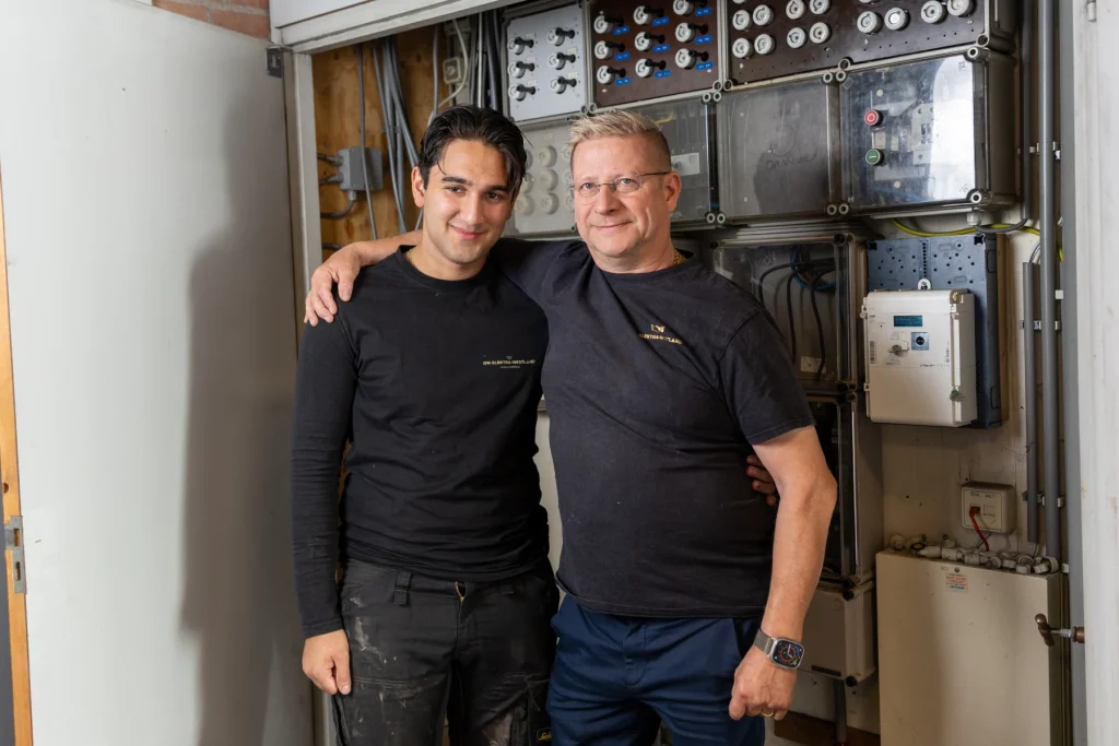 Vader en zoon van DW Elektra Westland samen bij een elektrische installatie