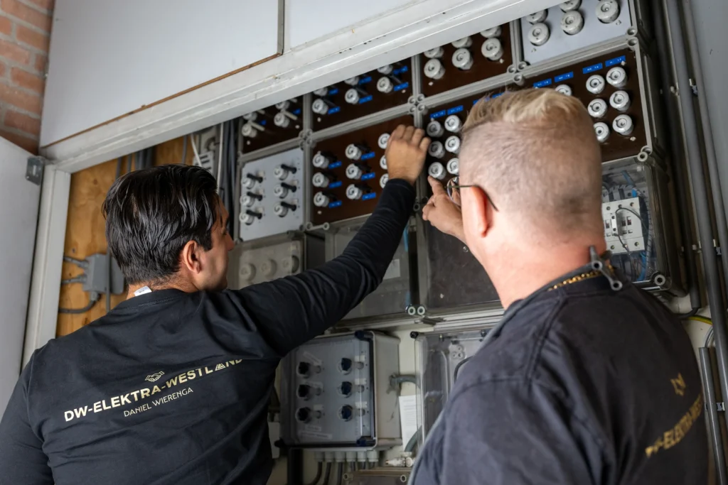 Vader en zoon werken samen aan een elektrische installatie